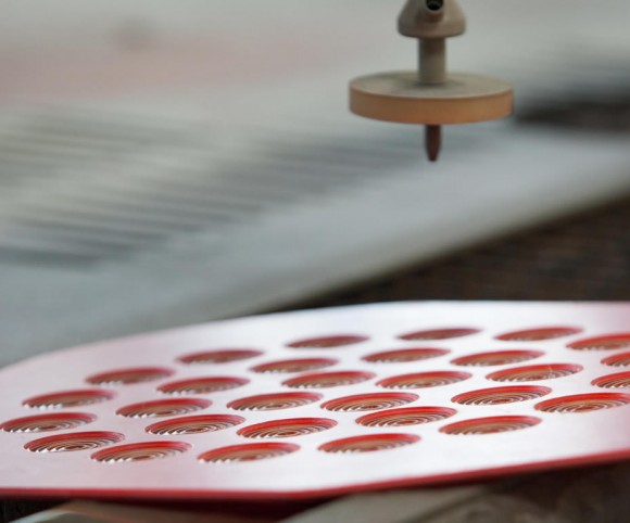 Der Brötchenteig kommt in die Löcher.